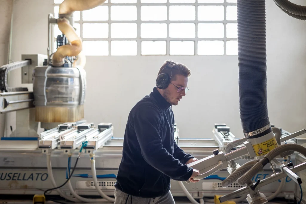 Operario trabajando en una máquina de control numérico