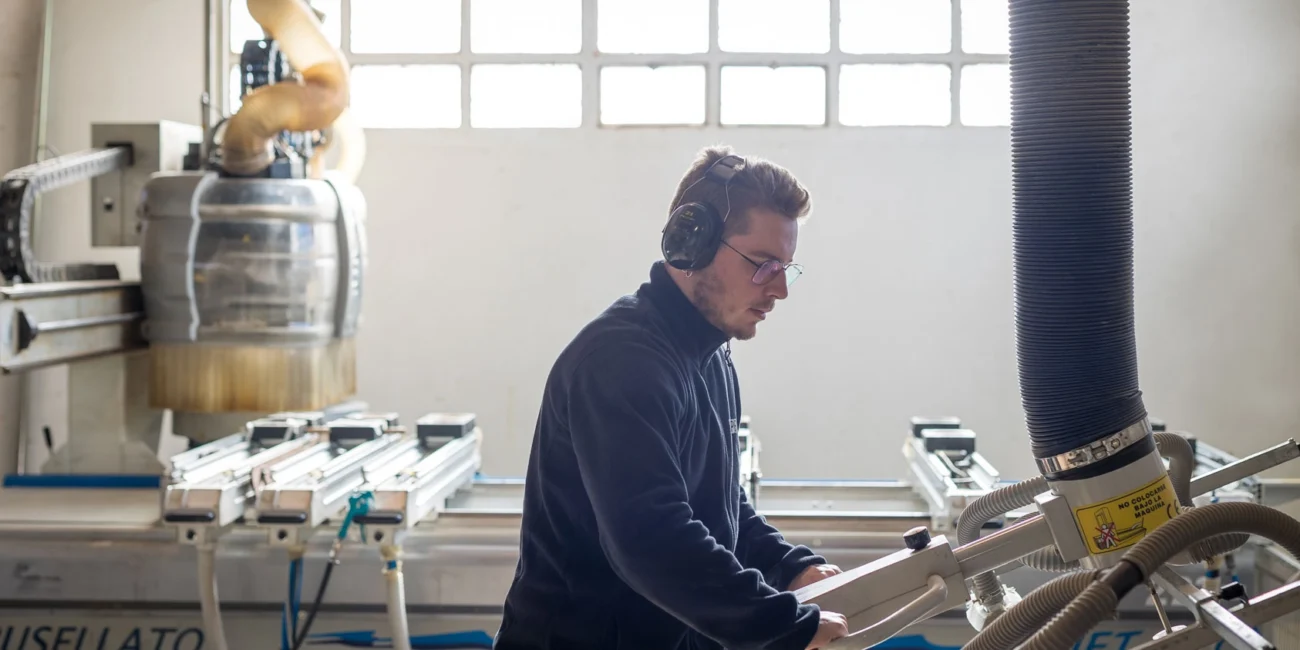 Operario trabajando en una máquina de control numérico